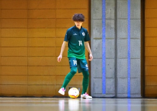 サッカーをしている写真