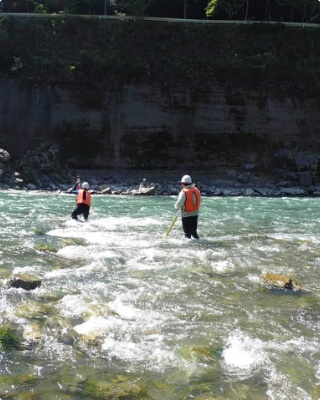川での測量